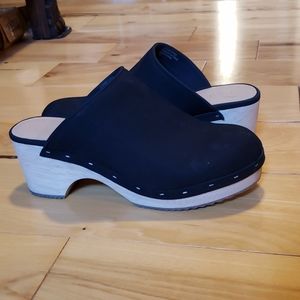size 7.5 leather clogs, black, loft